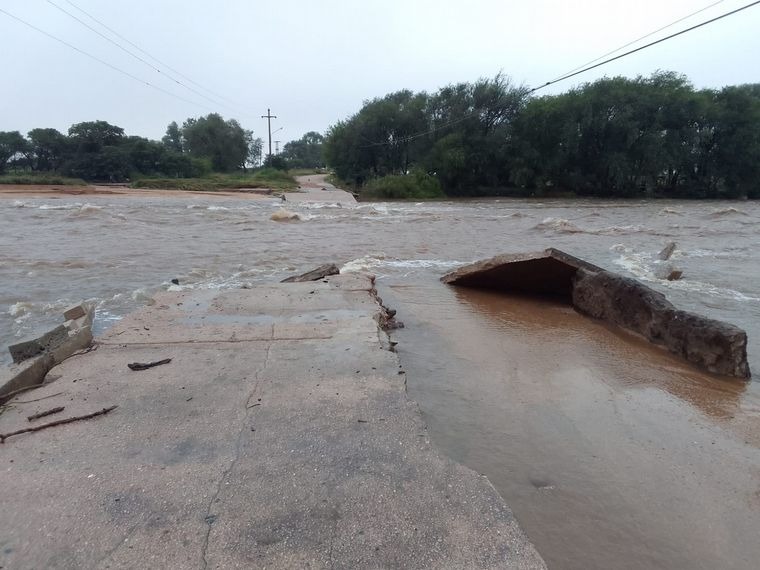 Advierten sobre crecientes en Córdoba: el río Seco se llevó un puente-vado