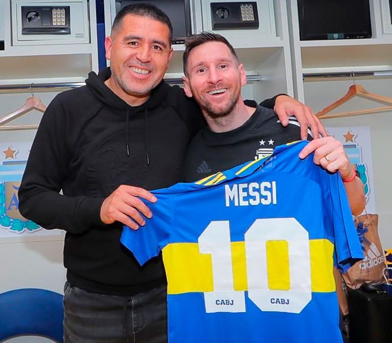 El pedido de los hinchas de Boca a Messi en la despedida de Riquelme