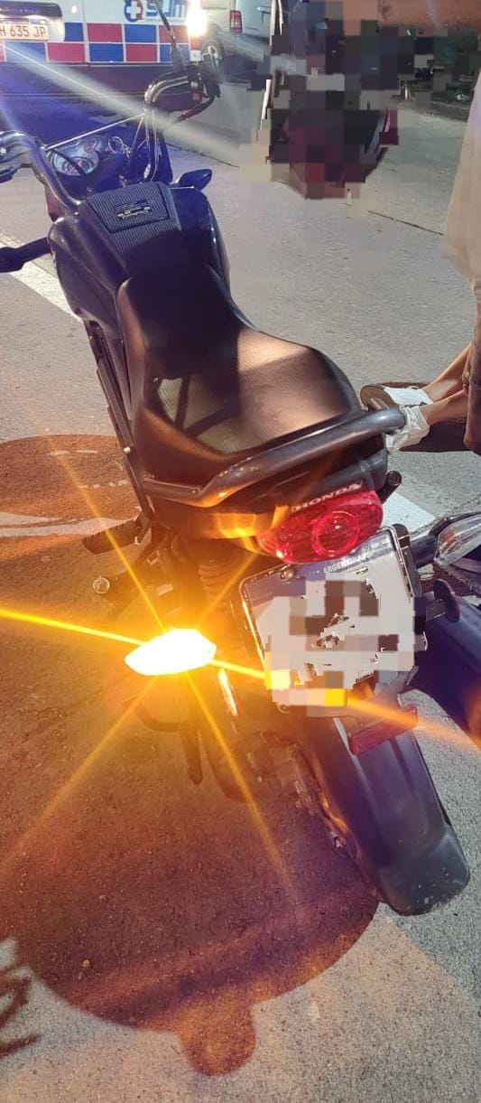 Una mujer perdió el control de su moto y debió ser trasladada al hospital