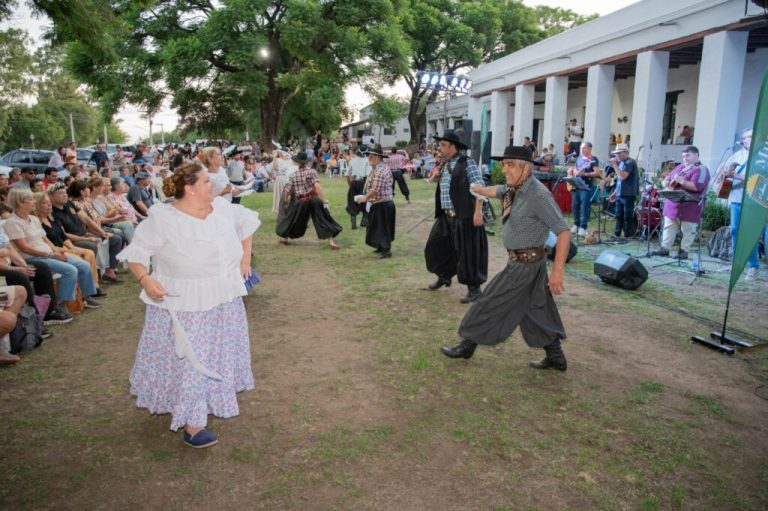 Con una multitudinaria peña, comenzó el Mes Facundiano en Sinsacate