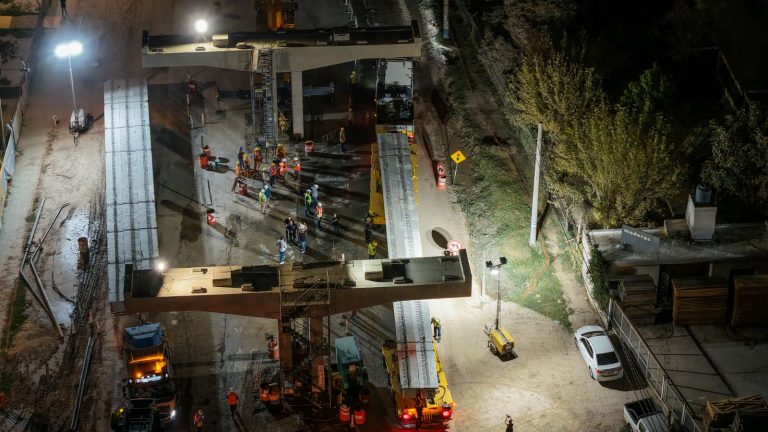 Altonivel Vélez Sarsfield: Llaryora presenció la colocación de la primera viga del viaducto en horario nocturno